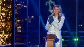 DONALDOVE REČI SE IZGLEDA ODNOSE NA NJEGOVU ŽENU, A NE NA JELKU: Melanija Tramp upalila Nacionalnu božićnu jelku ispred Bele kuće! (FOTO)