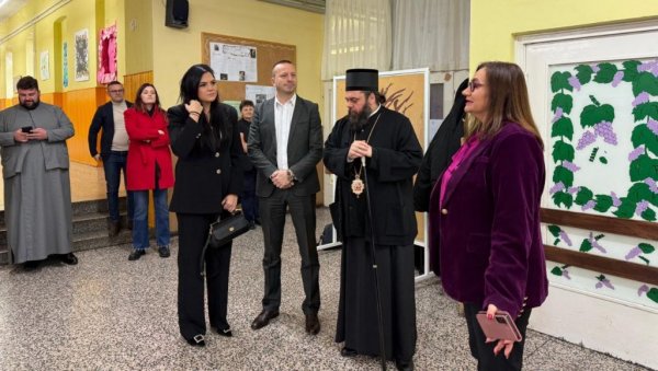 ДЕСЕТ ЛАПТОПОВА СТИГЛО ОСНОВЦИМА ШКОЛЕ „БОБОТА“ КОД ВУКОВАРА: Фондација Света Петка свечано уручила донацију