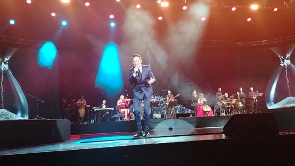 НЕМА ТРЕМЕ: Пеђа Јовановић окренуо музичку страницу живота на концерту, а подршку му пружили родитељи, брат близанац и пријатељи (ФОТО)