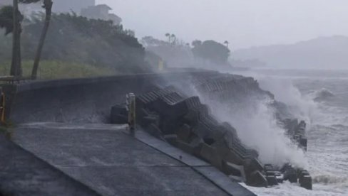 ПОПЛАВЕ И БУЈИЦЕ РАЗАРАЈУ СВЕ ПРЕД СОБОМ! Застрашујући снимци стижу из Грчке