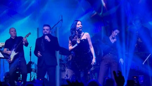 OVACIJE PRISUTNIH: Ceca Ražnatović zablistala u Zrenjaninu i publiku osvojila pesmom (FOTO)