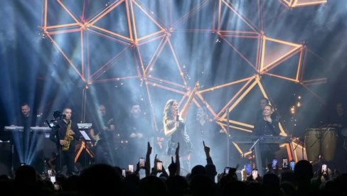 S TOBOM MOJA TUGA GUBI NEVINOST: Ceca Ražnatović na koncertu u Zrenjaninu pozdravila posebnu ličnost u njenom životu - Hajmo aplauz (FOTO)