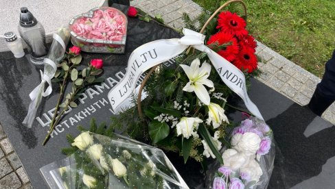 SAMO OVA PEVAČICA NIJE ZABORAVILA DŽEJA: Jedina došla na pomen velikom prijatelju i kolegi (FOTO)