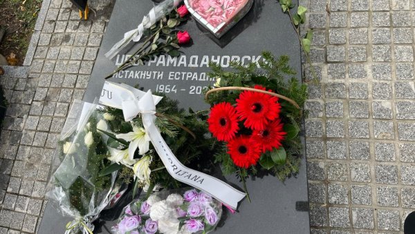 ПЕТ ГОДИНА ОД СМРТИ ЏЕЈА РАМАДАНОВСКОГ: Тужна сцена на гробљу, пристигла је породица, а она је оставила потресну поруку (ФОТО)