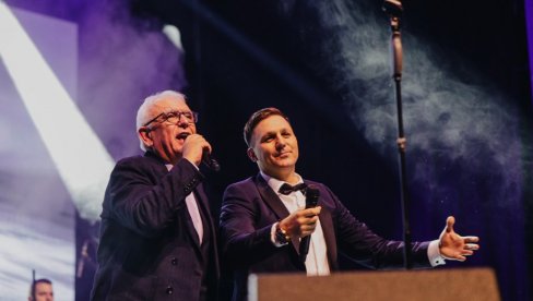 PEVAČICA PROLILA REKU SUZA: Kolega joj na svom koncertu priredio iznenađenje (FOTO)