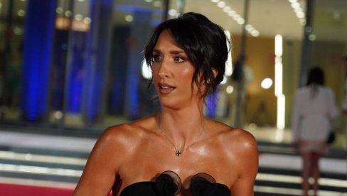 DRSKO: Jelisaveta Orašanin BEZ DONJEG VEŠA šeta ulicom (FOTO)