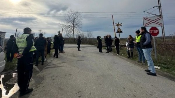 СВАКИ ПРЕЛАЗАК ПРЕКО ПРУГЕ НОСИ РИЗИК: Покренута кампања „Добро пази - воз наилази“
