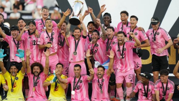 ТРИЈУМФАЛАН КРАЈ: Легенде Барселоне освојиле титулу, па завршиле каријеру ...