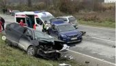 TEŽAK SUDAR TRI AUTOMOBILA KOD BANJE KOVILJAČE: Petoro povređenih, motor zavšio na sred puta (FOTO)
