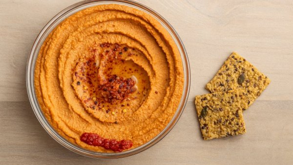 ХУМУС ОД ЛЕБЛЕБИЈА И ПАПРИКЕ: Кремасти посни намаз који осваја мирисом и укусом