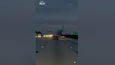 AVION SE ZABIO U AUTOMOBIL NA AUTO-PUTU: Srča i delovi vozila leteli na sve strane (VIDEO)
