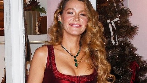 IMA ČETVORO DECE I SKANDAL IZA SEBE, A SIOĆ JE ODUŠEVILA NJUJORK: Obukla prelepe dve Božićne kombinacije!