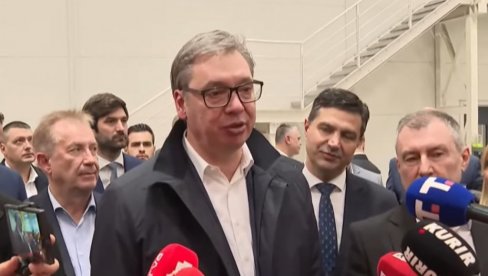 OVO JE NAŠA BUDUĆNOST: Vučić obilazi proizvodni pogon fabrike Palfinger (VIDEO)