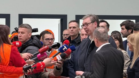 OVO JE NAŠA BUDUĆNOST: Vučić obilazi proizvodni pogon fabrike Palfinger (VIDEO)