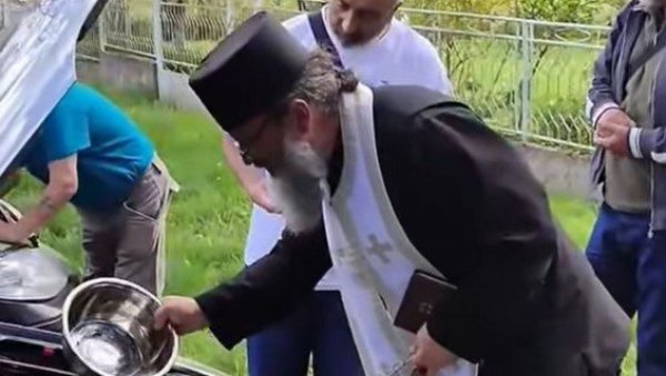 СВЕШТЕНИК ДОБИО 200 ДИНАРА ОД ДОМАЋИНА, ПА ШОКИРАО РЕАКЦИЈОМ: Вечита дилема пред велике празнике - Да ли и колико новаца треба дати попу