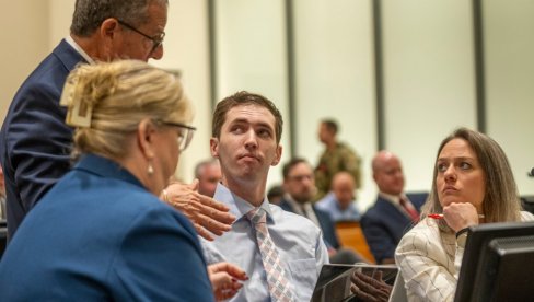 ШОКАНТНЕ СЛИКЕ КРУЖЕ ИНТЕРНЕТОМ: Осумњичени за убиство Чарли Кирка дошао весео у судницу, а ево каква казна му прети...