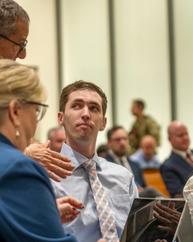 БЕЗ ГИЖЕ САВЕСТИ Шок на интернету:  Осумњичени за убиство Чарли Кирка дошао весео у судницу, а ево каква казна му прети...