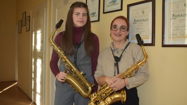 СВИРА КАО ДА ЈЕ НА АКАДЕМИЈИ: Сташа Радак (14), саксофонисткиња из Кикинде међу најбољима у Србији