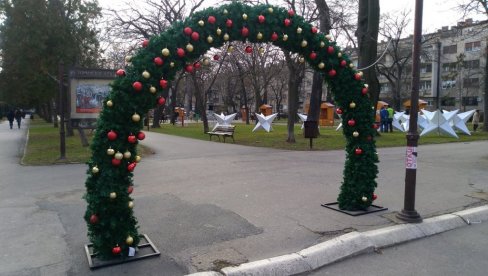 ПРАЗНИЧНИ ДЕКОР: За монтажу и демонтажу два милиона динара
