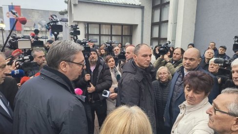 VUČIĆ U GADŽINOM HANU: Obilazi uslužni centra za legalizaciju - građani dočekali predsednika aplauzom (VIDEO)