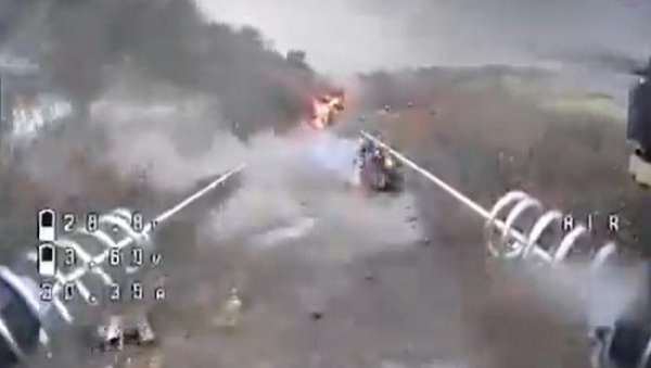 РУСИ НЕ ЗНАЈУ ШТА ИХ ЈЕ СНАШЛО: Погледајте како су Украјинци разнели комплетну војну колону код Покровска (ВИДЕО)