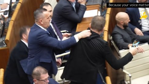 OPŠTA TUČA I LOMLJAVA U PARLAMENTU: Slovački poslanici  gađali se flašama, jedan od njih vrištao dok su ga gušili