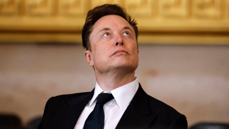 МАСКА ПИТАЛИ ВЕРУЈЕ ЛИ У БОГА: Одговором је изненадио - неке и збунио