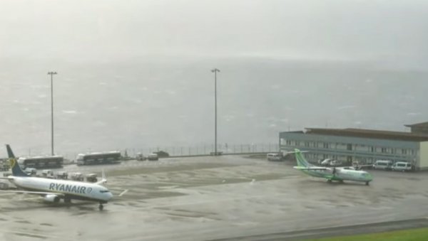 ЕМИЛИЈА ПОГОДИЛА КАНАРСКА ОСТРВА: Олуја направила хаос: Поплављене куће, однети кровови, несреће на путевима (ФОТО)