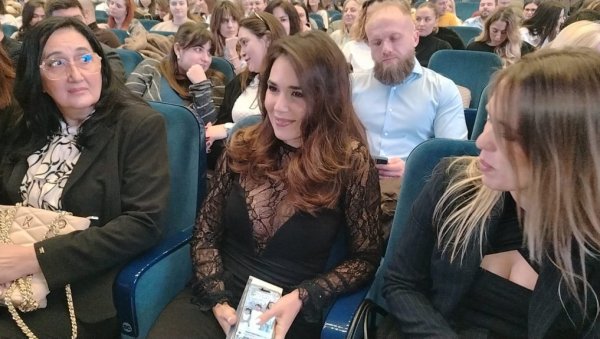 СУПРУГА КАО ПОДРШКА: Жена Бојана Васковића, Александра, прати концерт Лексингтон бенда из првог реда (ФОТО)