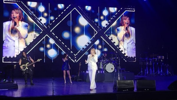 ЗОРА ЈЕ ДА СЕ НАЂЕМО НА ПОЛА ПУТА: Неда Украден прва специјална гошћа на концерту Лексингтон бенда (ФОТО)