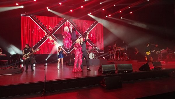 ЗАЈЕДНО НА СЦЕНИ: Лепа Брена и Бојан Васковић Лексингтон у дуету запевали велики хит (ФОТО)