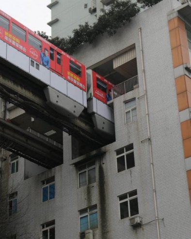 Воз пролази кроз зграду - станарима не смета бука, већ бучни туристи који сликају