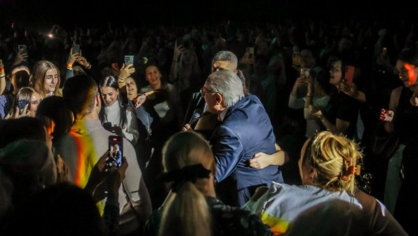 ДВОРАНА НА НОГАМА: Жељко Самарџић сишао у публику и испуњавао жеље фановима - Емоције, сузе и смех уз највеће хитове (ФОТО)