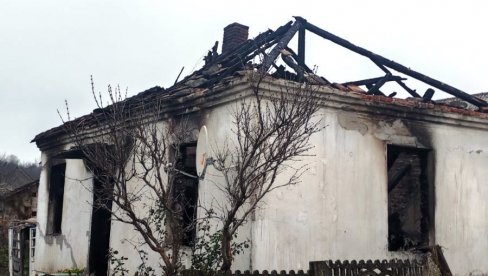 IZGORELA KUĆA U POPOVCU KOD PARAĆINA: Jankovići ostali bez krova nad glavom (FOTO/VIDEO)