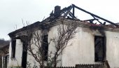 ИЗГОРЕЛА КУЋА У ПОПОВЦУ КОД ПАРАЋИНА: Јанковићи остали без крова над главом (ФОТО/ВИДЕО)