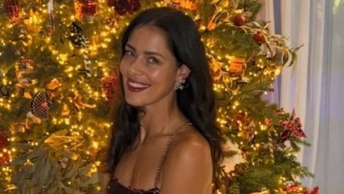 АНА ИВАНОВИЋ ПОКАЗАЛА ЈЕЛКУ АЛИ СВИ ГЛЕДАЈУ САМО У ЊУ: Овако провокативну је нисмо видели до сада, мреже горе! (ФОТО)