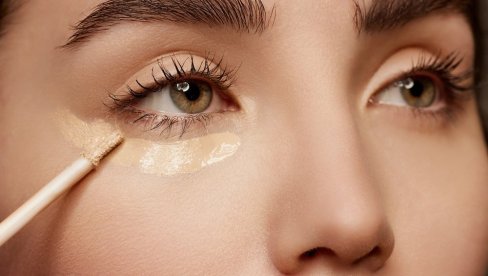 ŠMINKERI KAŽU DA VEĆINA PRAVI JEDNU GREŠKU SA KOREKTOROM: Zbog toga izgledamo starije nego što jesmo (VIDEO)