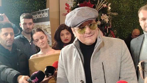 МУШКАРАЦ ТРЕБА ДА ПОШТУЈЕ СВОЈУ ЖЕНУ И ДЕЦУ: Ацо Пејовић о празницима, односима у дому и наступима (ФОТО)