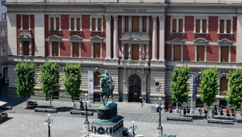 ЧАЈАНКА ЗА ОСМИ МАРТ: Дружење за даме у кафеу Народног музеја