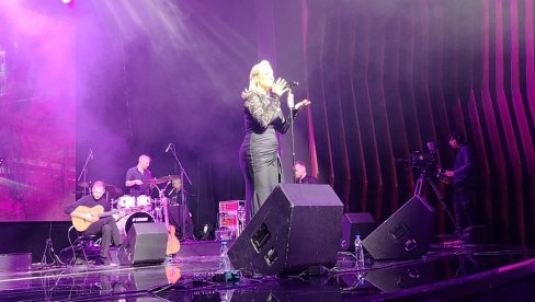 OVOM POTEZU SE NIKO NIJE NADAO: Šejla Zonić iznenadila publiku na koncertu (FOTO)