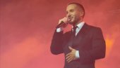 VEČERAS ĆEMO DA OPRAVDAMO TO ŠTO NAS NIJE BILO 14 GODINA: Saša Kovačević se emotivnim rečima obratio publici u koncertu (FOTO)