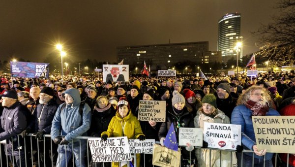 ДЕМОНСТРАЦИЈЕ ШИРОМ СЛОВАЧКЕ: Хиљаде људи на улицама против промена у правосудном систему