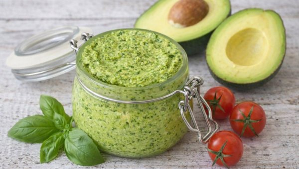 ПОСТАН ПЕСТО ОД РУКОЛЕ И АВОКАДА: Кремаст, освежавајућ и другачији од класичног
