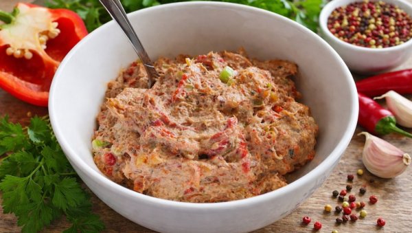 ПОСНА САЛАТА СА ПАПРИКАМА: Једноставна, богата и пуна укуса