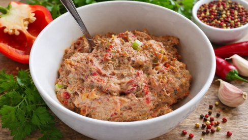 ПОСНА САЛАТА СА ПАПРИКАМА: Једноставна, богата и пуна укуса