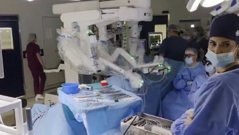 POGLEDAJTE KAKO ROBOT OPERIŠE ČOVEKA: Prva robotski asistirana operacija na Balkanu izvedena na Institutu Dedinje (VIDEO)