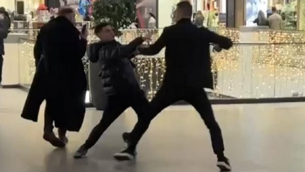 СРБИЈА ЈЕ ЗГРОЖЕНА! Ево како је Вујадин Савић нападнут у центру Београда (ВИДЕО)