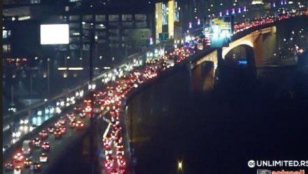 ВЕЛИКА ГУЖВА НА НИКОЉДАН, ПОПОДНЕВНИ ШПИЦ У БЕОГРАДУ: Ево које су тачке у престоници најкритичније (ФОТО)