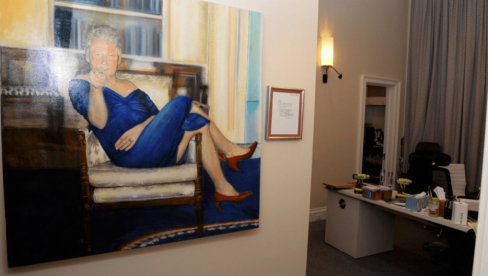 РАШЧЛАЊЕНИ БИЛ Клинтон у хаљини и штиклама - све асоцира на аферу с Левински! Објављени нови подаци о Епштајну (ФОТО)