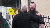 БАЧУЛОВ УСЛИКАН У НОВОМ ПАЗАРУ: У блиском разговору са вехабијом, држи му руку на рамену (ФОТО)